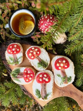 Dobre ranko, moji milí, je libo muchomurkový snack? Snídaně v trávě podle @houbofka ♥️♥️♥️ So cute!